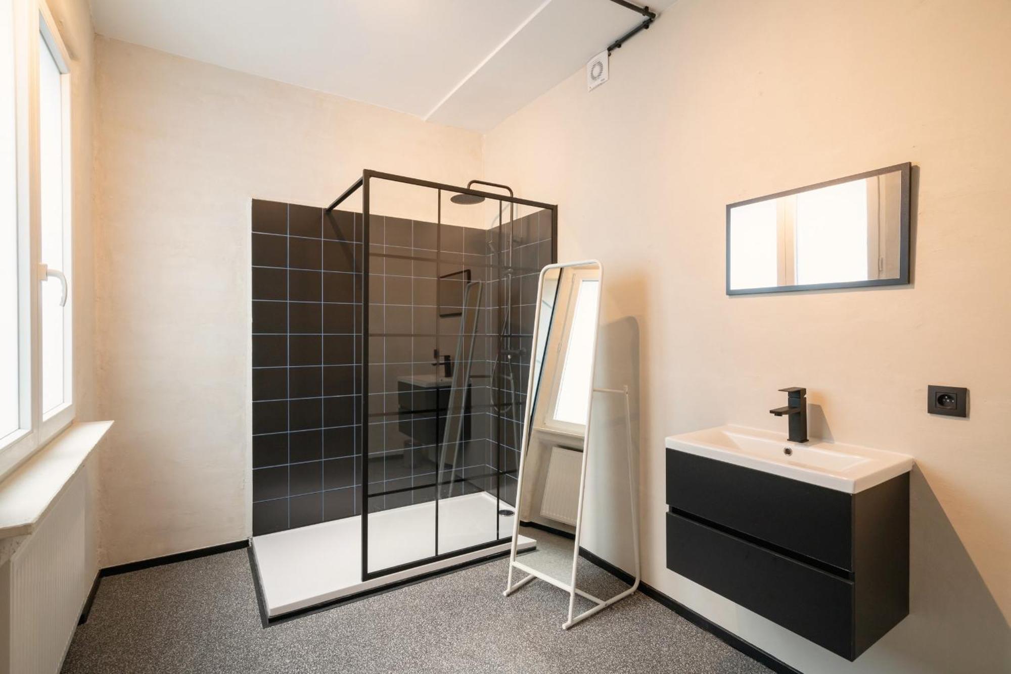 Charming And Spacious Apartments In The Heart Of Антверпен Екстериор снимка